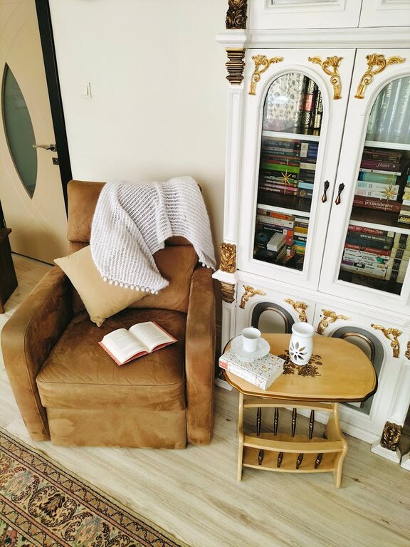 Tips for Creating a Cozy and Inviting Reading Nook in Your Home